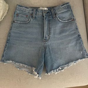 Abercrombie Dad Shorts. Worn once. Size 26 (2), fits like a 4